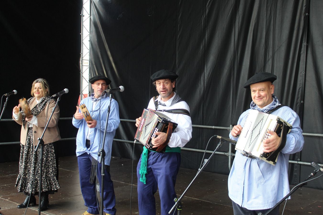 Bizi irudietan Azkoitiko San Andres jaia