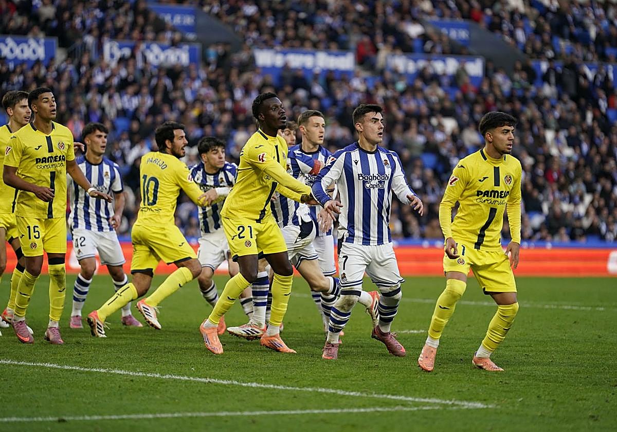 Turrientes y Barrenetxea rodeados de jugadores del Villarreal.