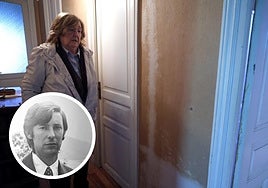 Carmen Echeverría mira el impacto en la pared del disparo que acabó con la vida de su hermano en la casa familiar de Oiartzun. En el detalle, Antonio en una imagen de la familia.