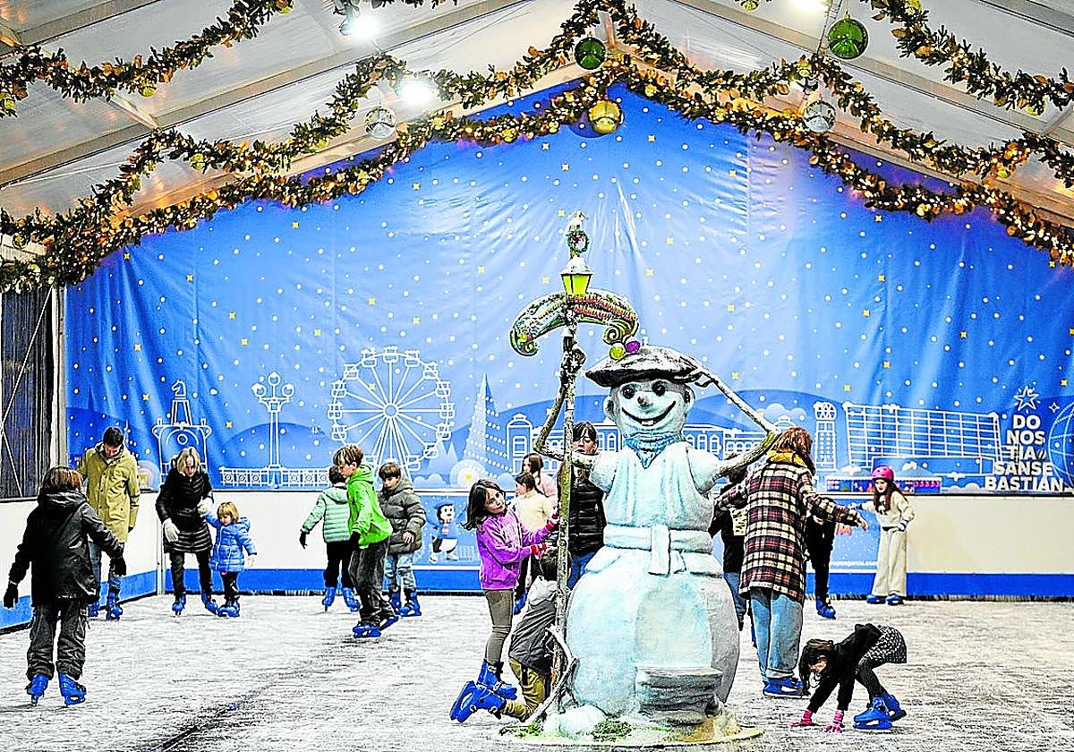 Se abrió el sábado la pista de hielo situada en el paseo de Francia. Esta es la gran novedad de la campaña navideña de este año. Hasta el 19 de diciembre, entre semana, por las mañanas será para grupos con reserva y por las tardes para el público. Los fines de semana y festivos estará abierta para todo el público, al igual que a partir del día 19.