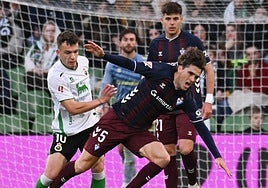 Javi Martínez juega el balón ante la presencia de Iñigo Vicente ayer en El Sardinero.