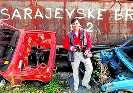 Noviembre de 1993. Gervasio Sánchez posa con su cámara en Sarajevo durante la guerra.