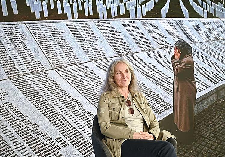 Una mujer lamenta los fallecidos en el cementerio de Srbrenica.