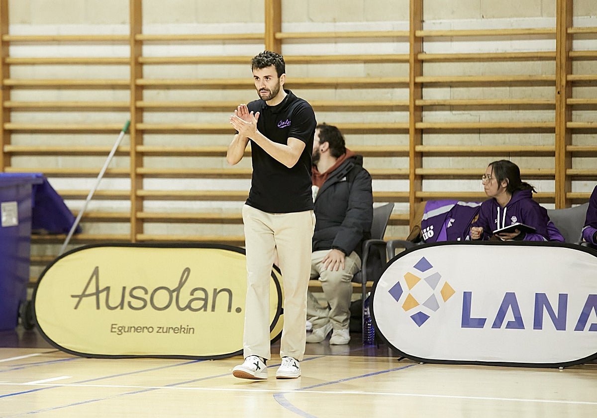 El míster David Peña dando indicaciones a las jugadoras del Smartlog Ointxe.
