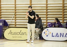 El míster David Peña dando indicaciones a las jugadoras del Smartlog Ointxe.