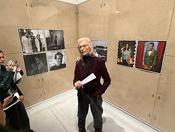 La fotógrafa Annie Leibovitz guía la visita ofrecida a los medios en la presentación de la muestra 'Wonderland' que protagoniza el Muelle de la Batería.