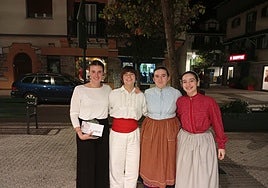 Euskal Herriko Aurresku Txapelketako lau parte-hartzaile legazpiarrak atzo, Hondarribian.