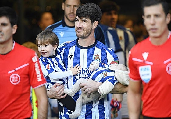 Aritz Elustondo sujeta a sus dos hijos antes del encuentro ante el Villarreal