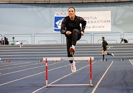 Teresa Errandonea, durante un entrenamiento de vallas en el Velódromo de Anoeta.