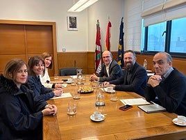 Representantes de Eudel y del Departamento de Vivienda, en la reunión de este lunes.