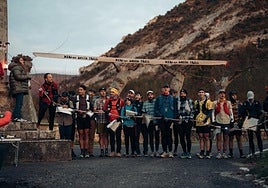 Mendi lasteketaren partaideak irteera puntuan.