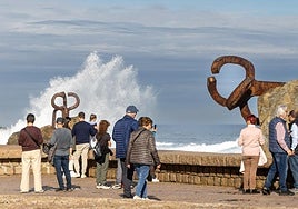 Paseantes en el Peine del Viento.