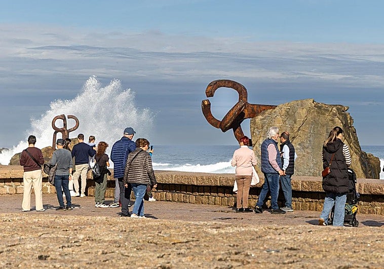 Diciembre llega con lluvias y Euskalmet activa avisos costeros por olas de más de 3 metros