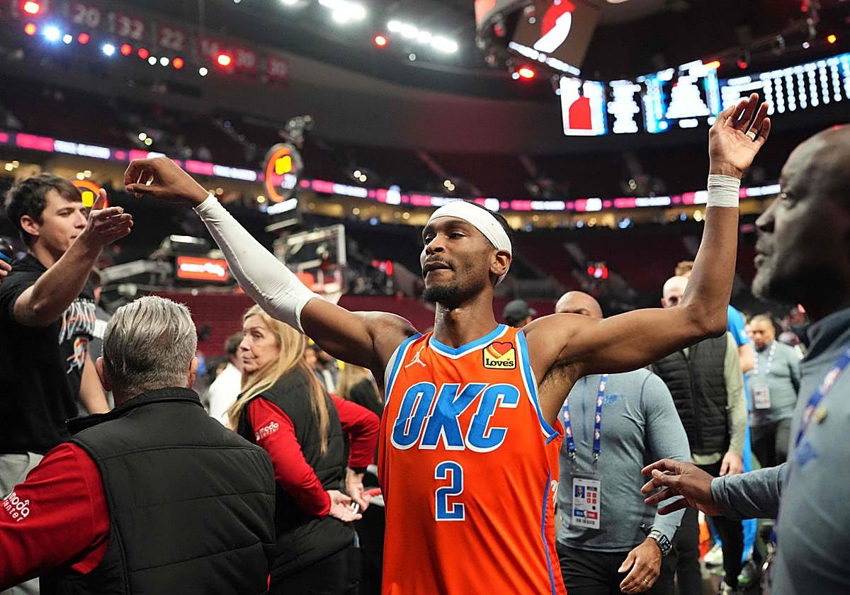Shai Gilgeous-Alexander saluda a los aficionados de Portland tras sumar una nueva victoria con los Oklahoma City Thunder.