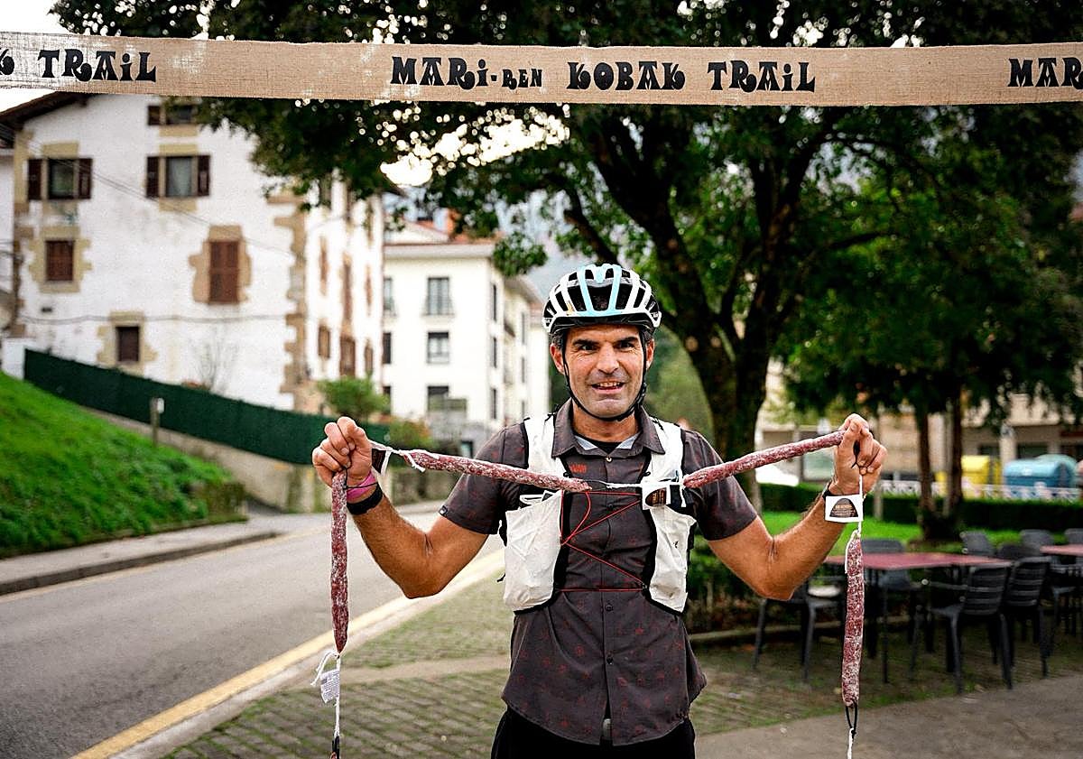 Imagen principal - Angel garcía helmugara iritsirakoan jasotako sari batekin.