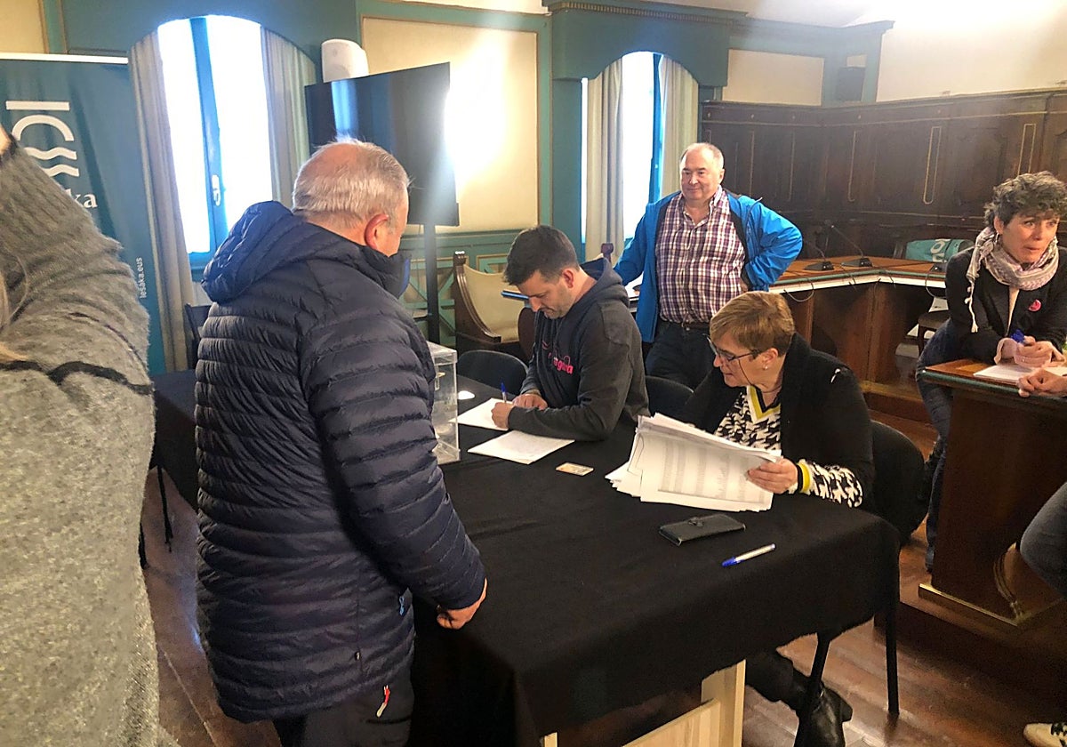 El alcalde de Lesaka, Ladis Satrustegi, en la mesa.