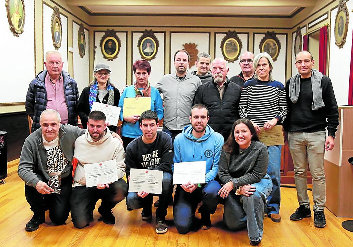 Los grandes donantes en el acto al que también acudieron representantes municipales y de la delegación local de la Asociación de Sangre.