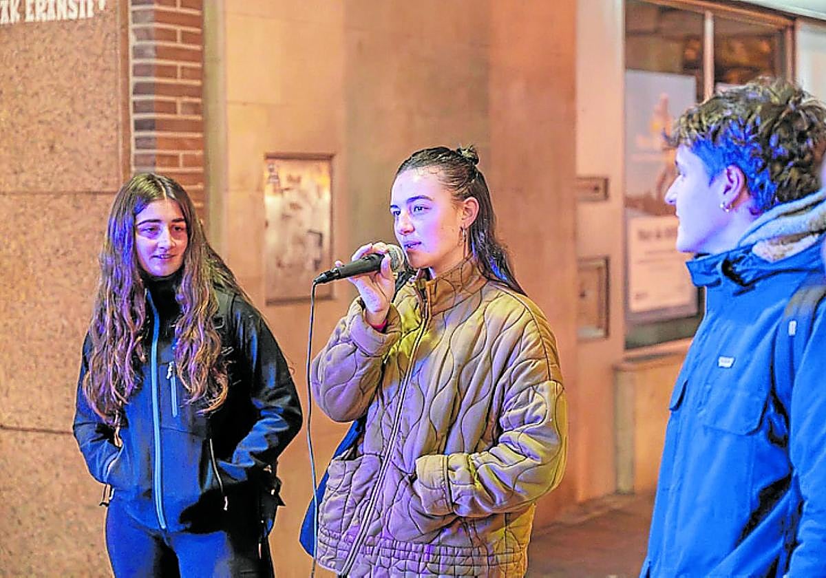 Earra! bertso eskolako kideek antolatutako bertso poteoa.