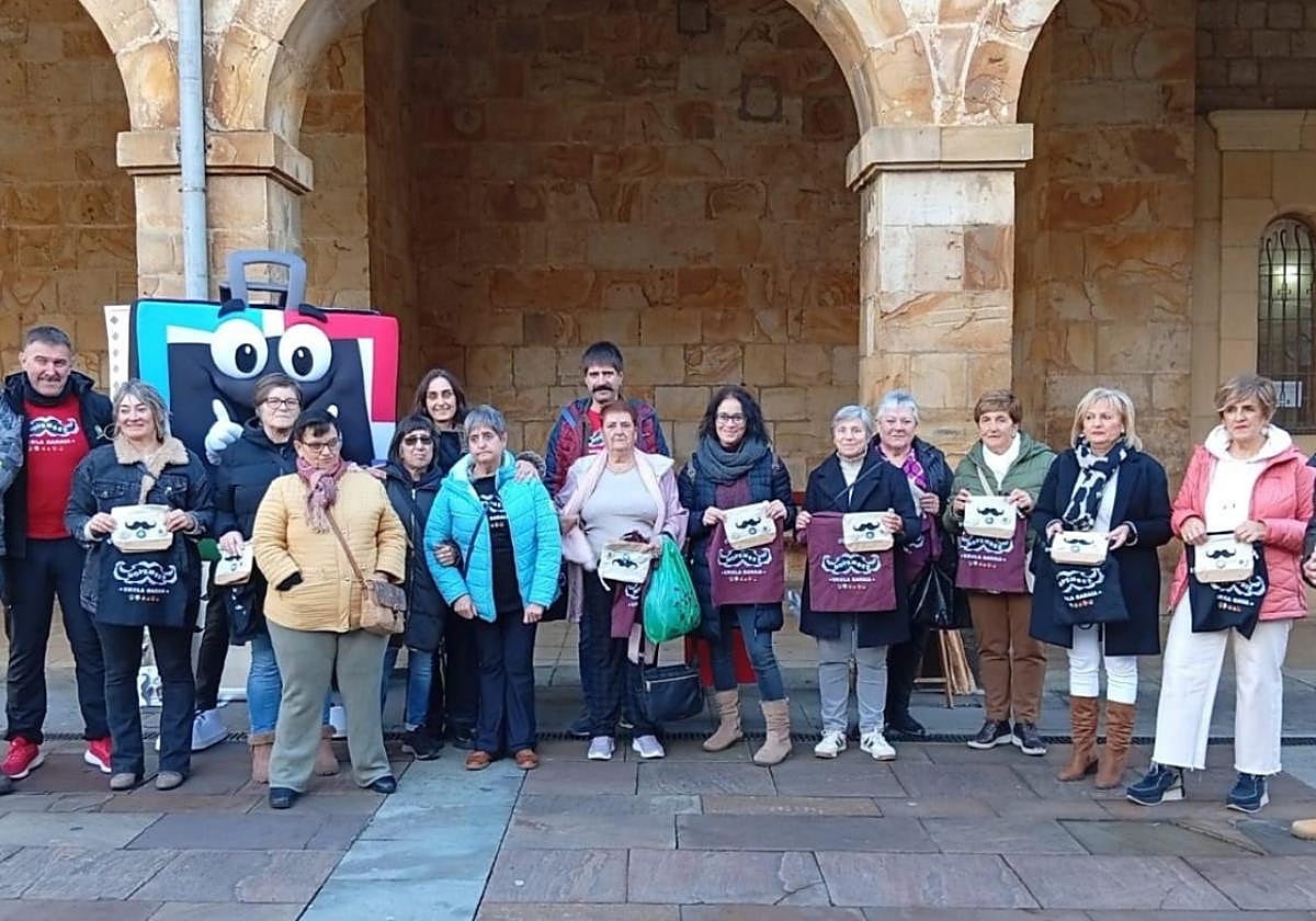 Los ganadores de la campaña de bigotes en la entrega de premios con representantes de Movember, Ilinti y el Garagune.