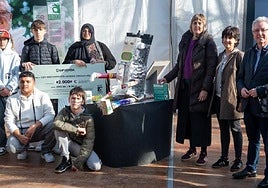 Estudiantes de ALE con la escultura confeccionada con materiales reciclados acompañados del Diputado Foral José Ignacio Asensio.