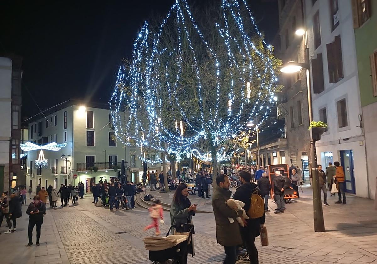 La iluminación navideña se prenderá este jueves día 4 a las 18.45 horas.