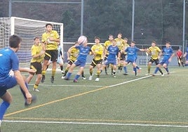 El Orioko defiende su portería con casi todos los jugadores dentro del área, ante una falta lanzada por el Tolosa.