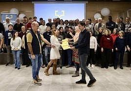 Momento de la entrega de las recomendaciones a los responsables ante la asamblea ciudadana.