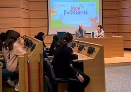 Los 'mini políticos' adolescentes celebraron un pleno municipal para tratar proyectos que les preocupan.