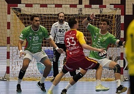 Da Silva, Maciel y Peciña, tres de los exponentes de la gran defensa irundarra.