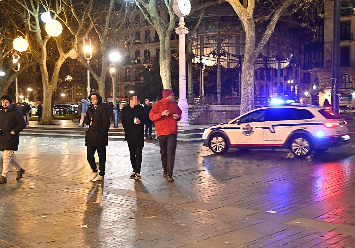 Un coche patrulla de la Ertzaintza, en el Boulevard donostiarra.
