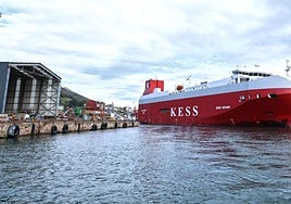 Un barco de grandes dimensiones, en el Puerto de Pasaia.