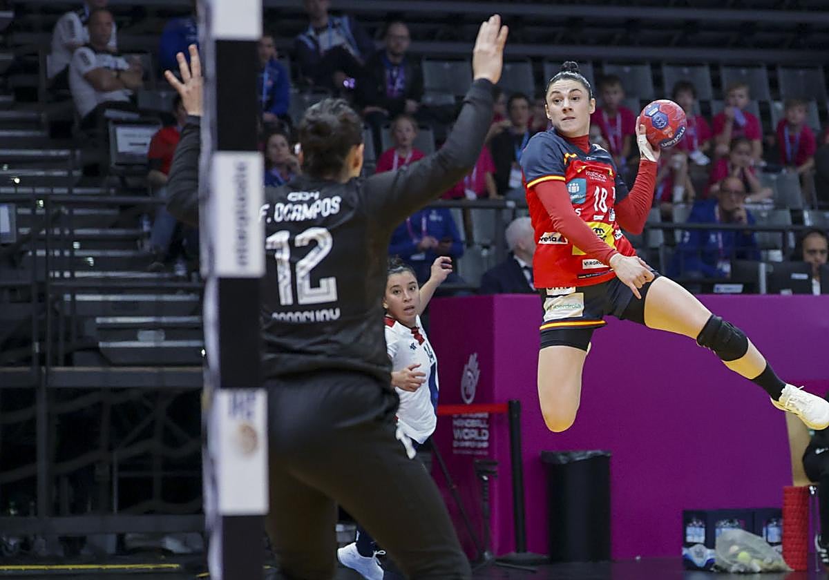 Maitane Echeverria Martinez, en acción durante el partido del Campeonato del Mundo de Balonmano