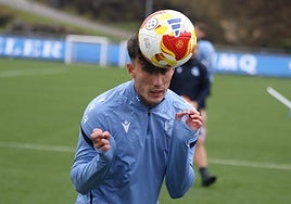 Gorka Carrera golpea el esférico con la cabeza en el entrenamiento del martes