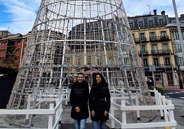 Nuria Alzaga y Azahara Domínguez, junto al árbol de Navidad.