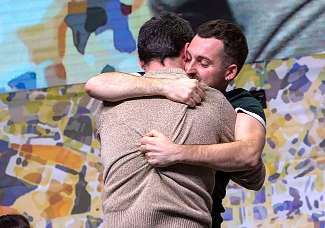 Txapela Xabatek irabazi zuela jakin zenean, bi anaiek elkar besarkatu zuten Nafarroa Arenan jarritako oholtzan.