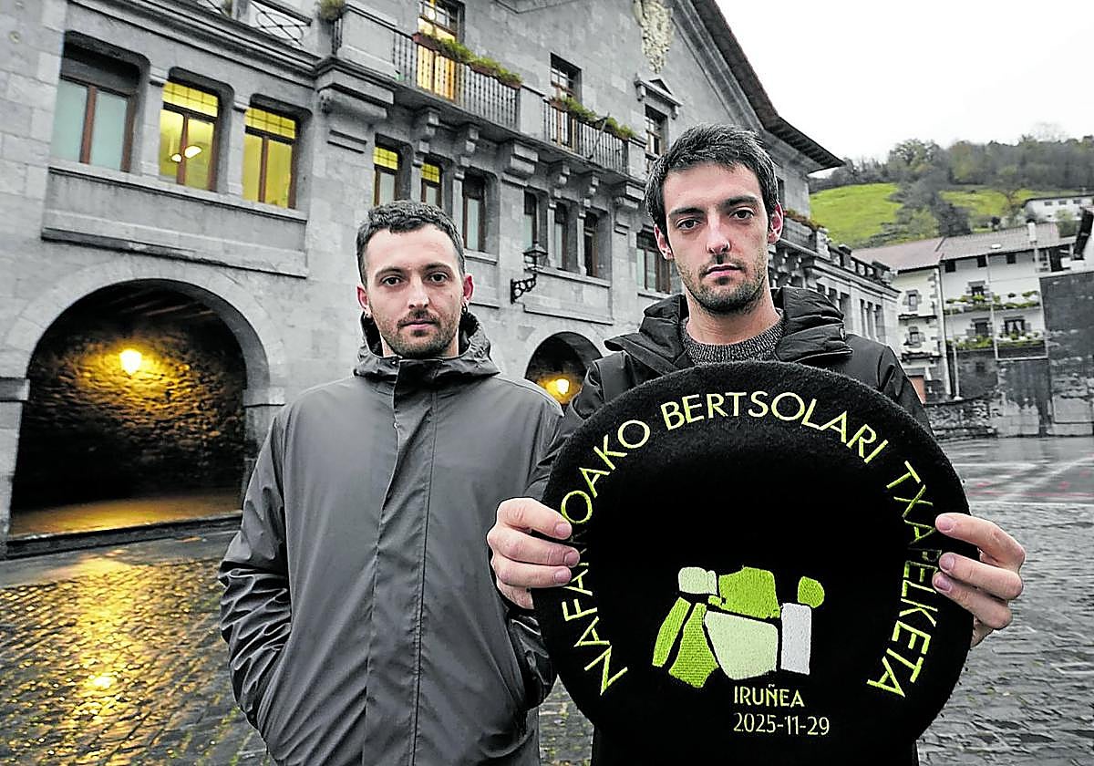 Joanes eta Xabat Illarregi, Nafarroako bertso txapelketako sari nagusia eskuetan duela, Leitzako plazan.