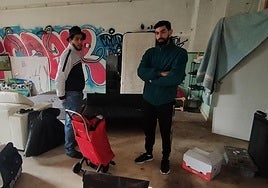Djhad Bougheira, de 23 años, (dcha), junto a un compañero, preparados para dejar el edificio de Martutene donde viven de okupas..