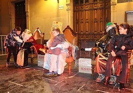 Imagen de los Reyes Magos en los arkupes de la Casa Consistorial de Hernani.
