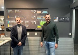 El director adjunto del Museo Oiasso, Juanjo Jiménez, y el delegado Jon Ugarte, junto a la señalética instalada.