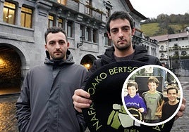 Joanes eta Xabat Illarregi, Nafarroako bertso txapelketako sari nagusia eskuetan duela, Leitzako plazan.