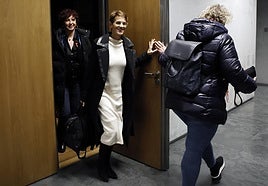 Chivite sale de la reunión con EH Bildu sobre los túneles de Belate, en el Parlamento de Navarra.