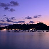La noche se pone sobre la bahía de La Concha.