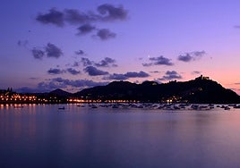 La noche se pone sobre la bahía de La Concha.