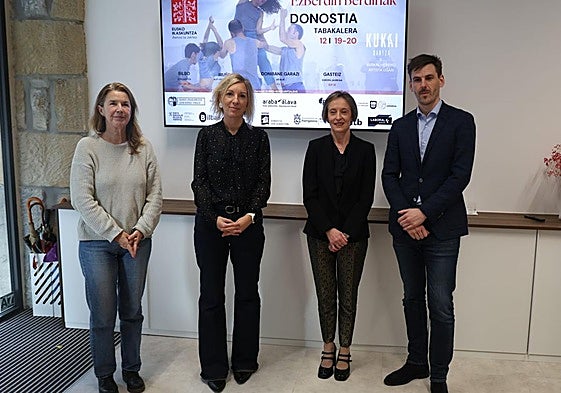 Ana López, concejala de Cultura, Karmele Segura, representante de Caja Laboral, Ana Urkiza, presidenta de Eusko Ikaskuntza, y Yosu Arraiz, director de Estrategia de la Diputación, esta mañana en la sede de Eusko Ikaskuntza en Donostia.