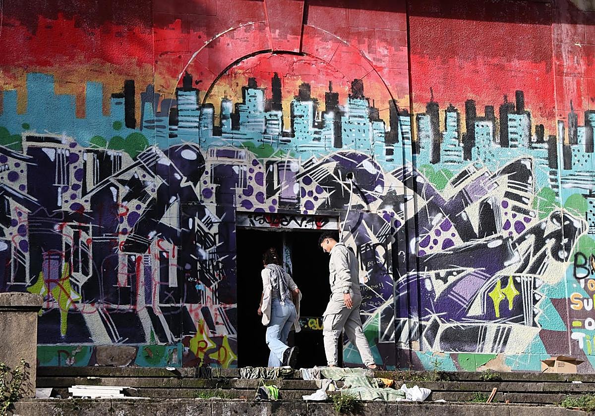 Dos personas acceden al interior del antiguo instituto de Martutene, que será desalojado el jueves