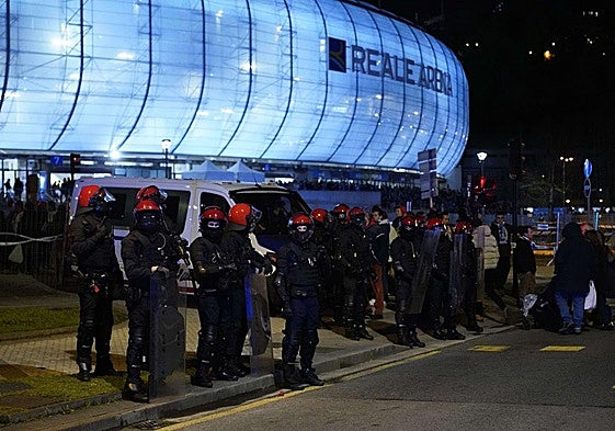 Ertzainas en los alrededores del estadio de Anoeta en los prolegómenos del Real Sociedad-PSG del 5 de marzo de 2024.
