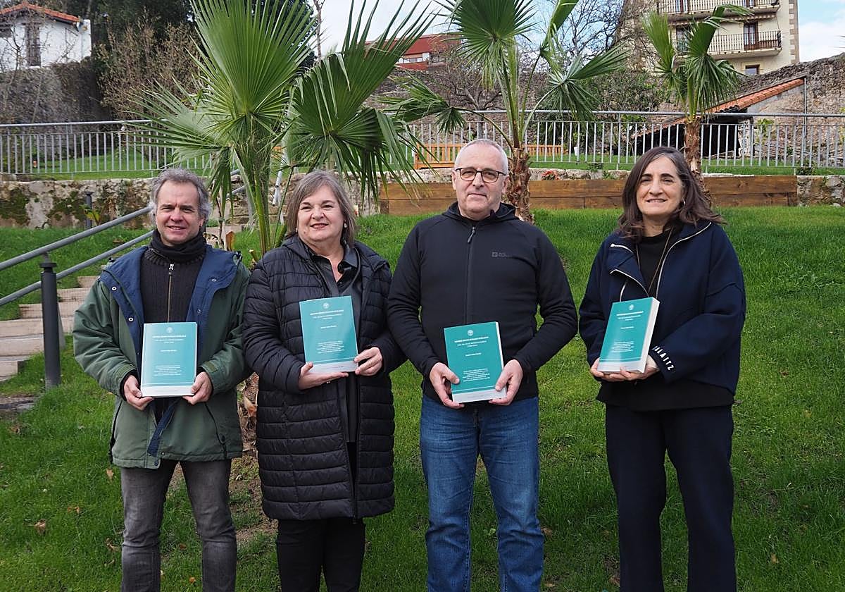 Aitor Manterola, Miriam Urkia, Imanol Azkue eta Belen Uranga, Komentuko lorategian.