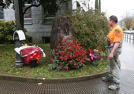 Monolito en recuerdo a Inaxio Uria en Azpeitia, junto al lugar donde fue asesinado a tiros por ETA.