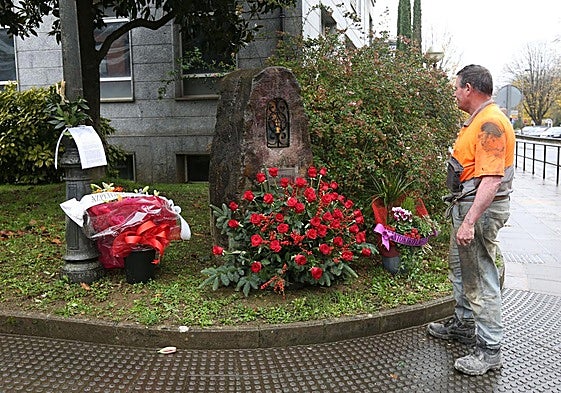 Monolito en recuerdo a Inaxio Uria en Azpeitia, junto al lugar donde fue asesinado a tiros por ETA.