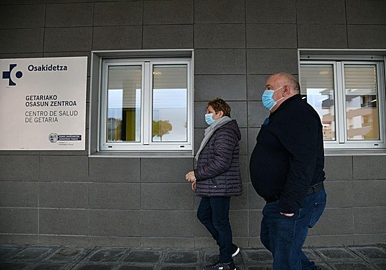 Dos pacientes acuden con mascarilla al centro de salud de Getaria.